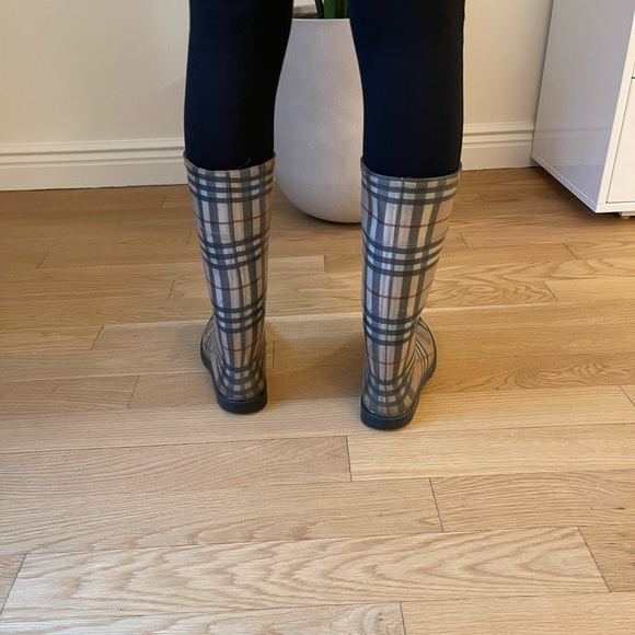 Burberry Rainboots - Picture 6 of 10